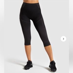 Gymshark Geo Seamless Cropped Leggings in Black - Size Medium